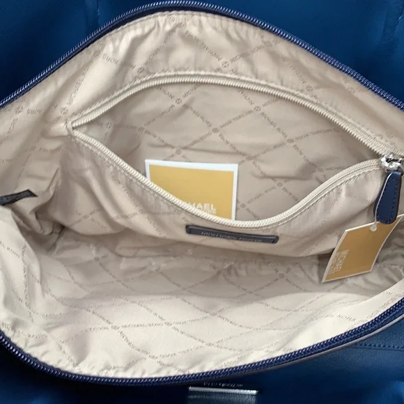 MICHAEL KORS
Emilia Large Pebbled Leather Tote Bag NAVY COLOR - Picture 5 of 15